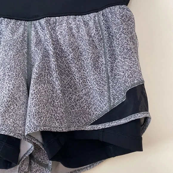 Lululemon Hotty Hot Short (Naked 4”) - Picture 5 of 8